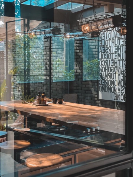 เซ้งหรือขายกิจการรีสอร์ทใหม่ พื้นที่ทั้งหมด 3 ไร่ ใกล้หาดเจ้าสำราญ อำเภอบ้านแหลม เพชรบุรี เป็นวิลล่าหลังใหญ่ ติดทะเลสาป ห่างจากทะเลเพียง 50 เมตร